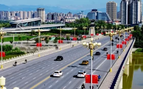 氛圍感拉滿！“中國紅”扮靚漢中街頭 →縮略圖